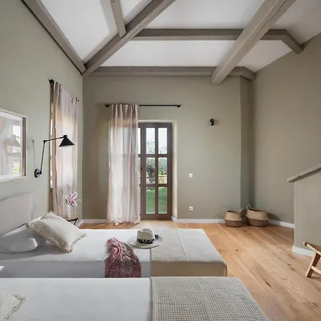 Villa Rustic Rorripa & Reichardia With A Pool