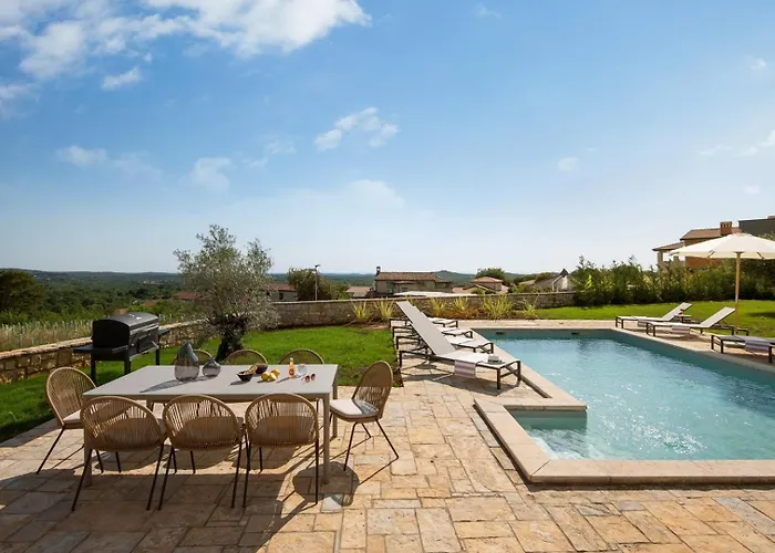 Rustic Rorripa & Reichardia With A Pool Villa Sveti Lovreč Pazenatički