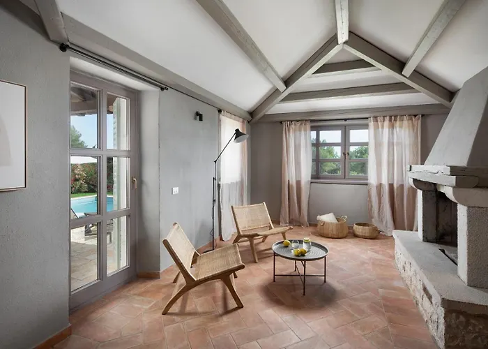 Villa Rustic Rorripa & Reichardia With A Pool