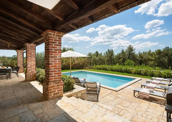 Rustic Rorripa & Reichardia With A Pool * Sveti Lovreč Pazenatički