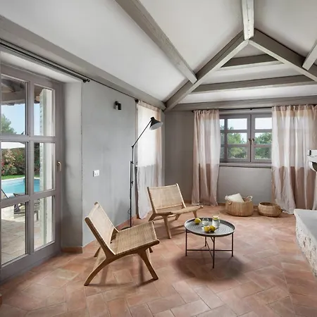 Vila Rustic Rorripa & Reichardia With A Pool